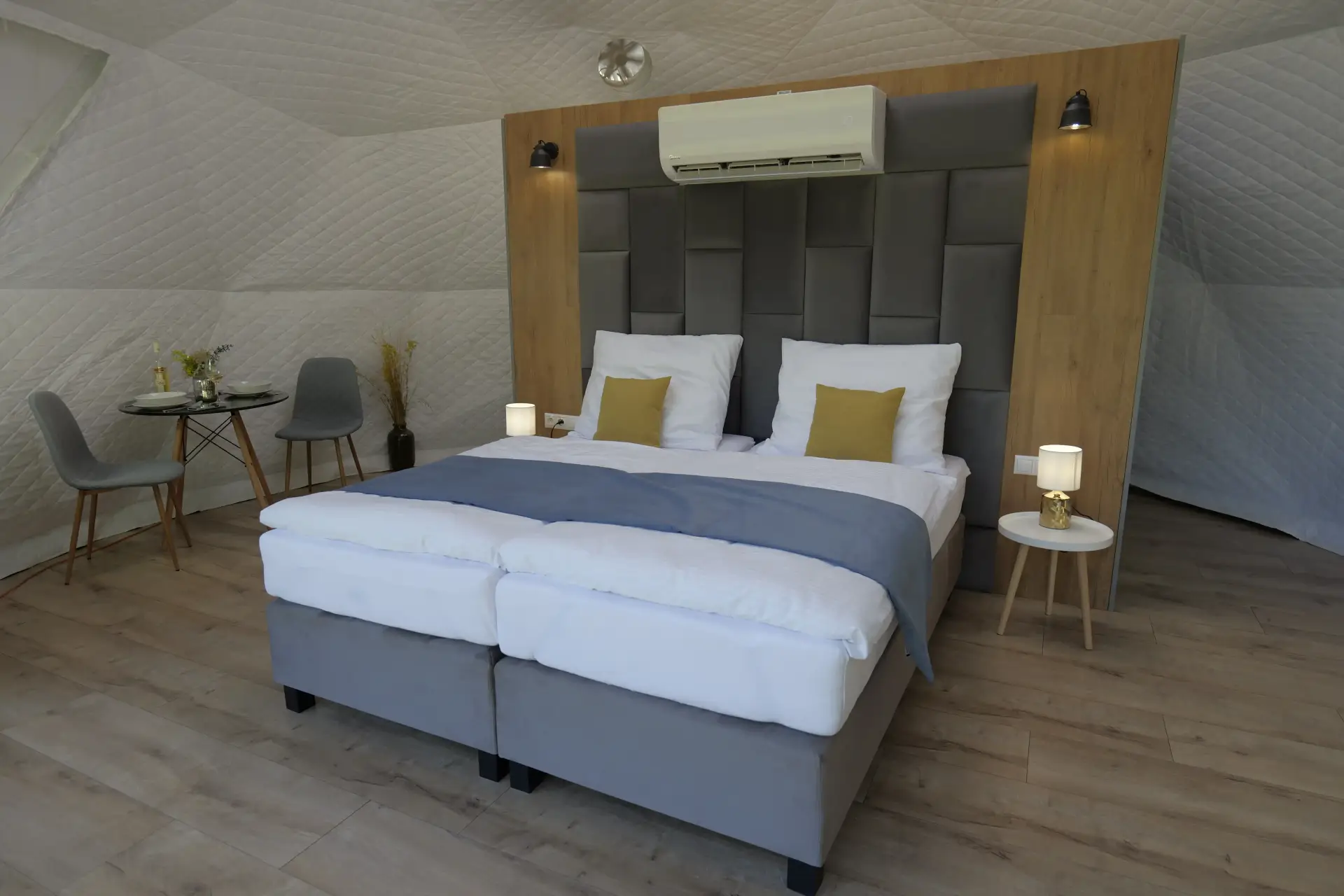 Interiér glampingového stanu