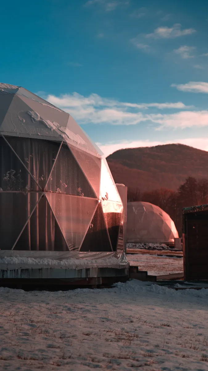 Glampingový stan pri západe slnka