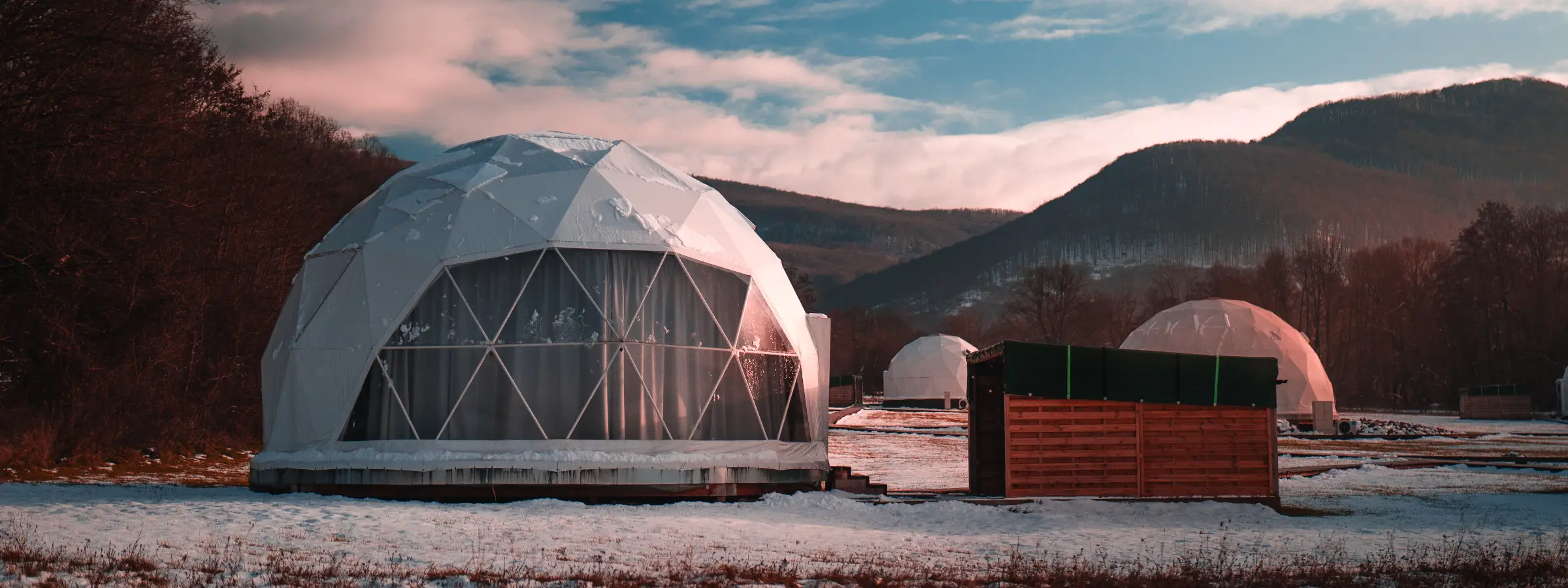 Glampingový stan pri západe slnka