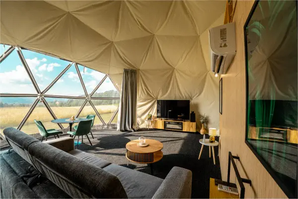 Panoramatické okno stanu PREMIUM s výhľadom do prírody