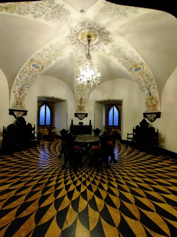 Zámocká sála s geometrickou intarzovanou dlážkou a klenbovým stropom
