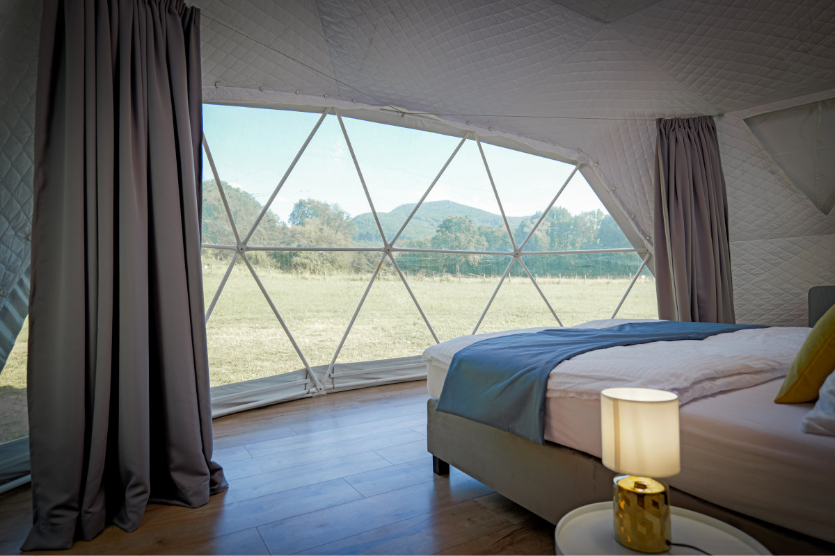 Ranné prebudenie v glampingovom stane